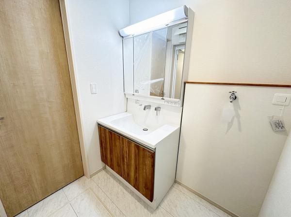 鏡裏収納に小物が収納できるので、カウンターをすっきり整理できます 【内外観】洗面台・洗面所