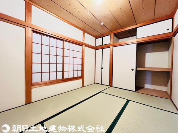 赤ちゃんや小さなお子様を遊ばせるスペースとしても重宝する和室は、多種多様な使い方が出来るので未だ廃れることのない日本の文化と言えますね。 【内外観】リビング
