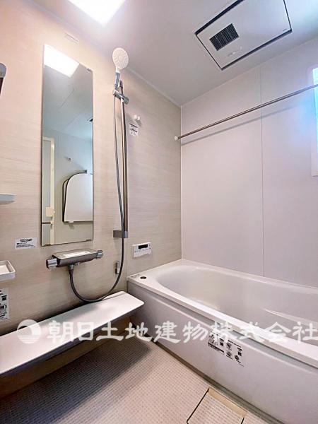 広めの設計のバスルーム。床はクッションのような材質のため冬場でも冷たくありません！ 【内外観】浴室