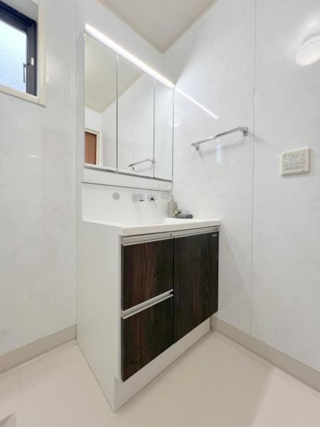 ■たっぷりの収納を設けたシャワー付洗面台で快適な暮らし 【内外観】洗面台・洗面所