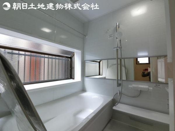 大きな窓に加え横型の鏡はお風呂をより広くみせます。 【内外観】浴室
