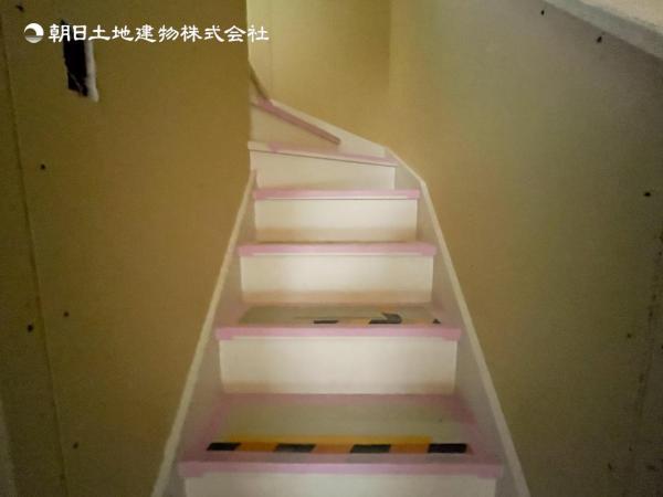 【階段】手すり付きの階段なので昇り降りも楽々！！ 【内外観】その他内観