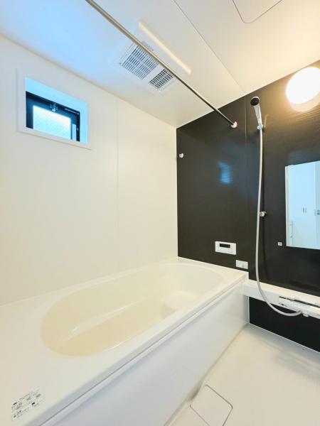 1号棟【ユニットバス】１坪のタイプの浴槽はご家族でもお一人でもくつろげる広さとなっており浴室乾燥機は花粉や梅雨時期に大活躍です！ 【内外観】浴室