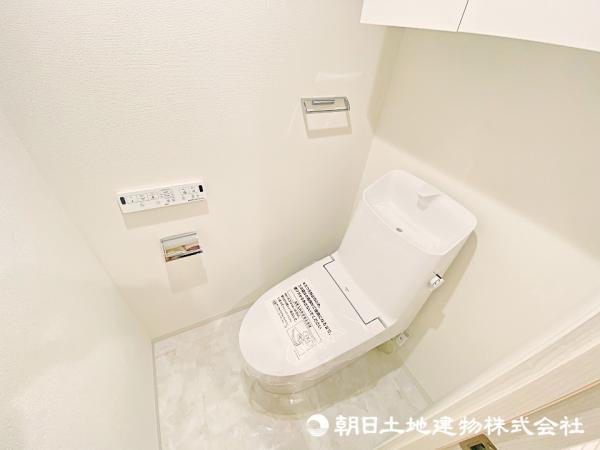 上部収納棚付きシャワートイレを新規採用！最新の設備でフルリノベーション！ 【内外観】トイレ