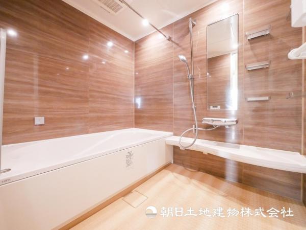 【浴室】浴槽も低くなっているのでまたぎやすく、幅広い年齢の人に使いやすい優しいシステムバスです 【内外観】浴室