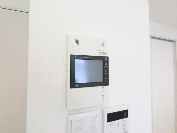 インターホンには小さなテレビ画面のようなモニターが付いており、訪問者をすぐ確認することができます。 【設備】防犯設備
