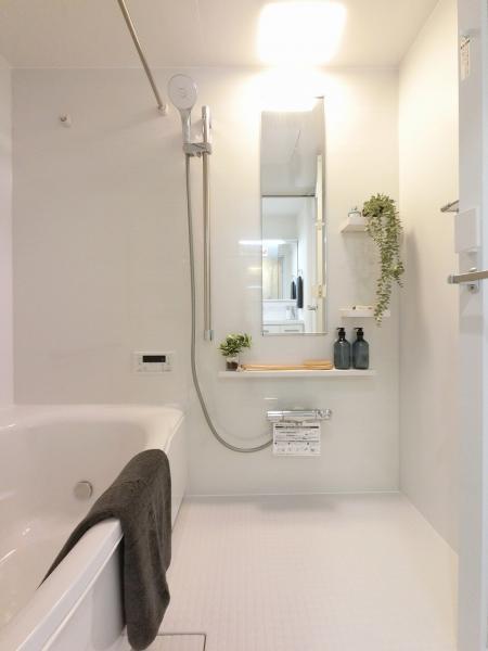 広々とした浴室は一日の疲れを癒す大切な空間。足を延ばしてゆっくりお寛ぎください。 【内外観】浴室