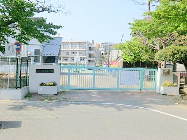 六浦小学校　約80ｍ 【周辺環境】小学校