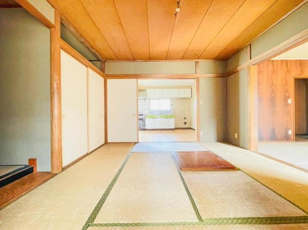 床に直接寝そべってくつろぐことが出来る日本伝統の和のお部屋 【内外観】リビング以外の居室