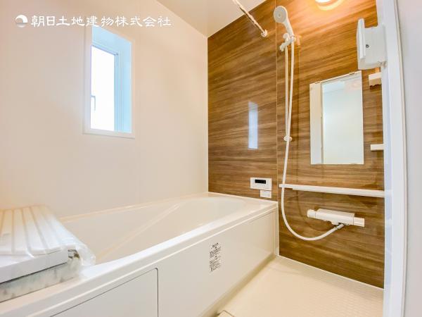 【浴室】窓のあるバスルームは明るく気持ちの良い空間です！！　換気環境も良好。掃除もスムーズに出来ます。 【内外観】浴室