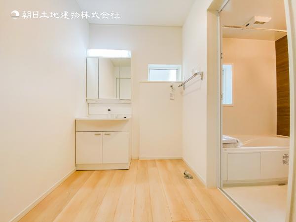 【洗面・脱衣所】使用頻度の高い場所だからこそ便利な空間に。多人数での使用も考えた便利な空間です 【内外観】洗面台・洗面所
