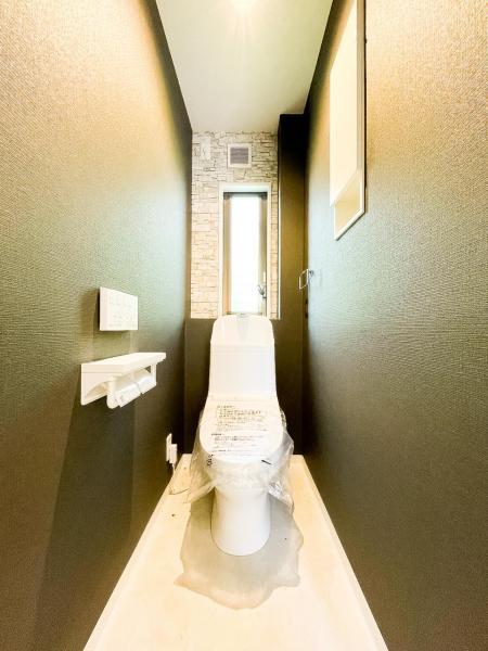 2階トイレ 【内外観】トイレ