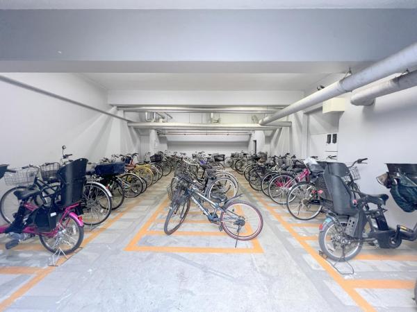 ■広々スペースの駐輪場はご家族の自転車を置くことができます 【内外観】その他共用部