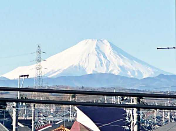 晴れた日にはスカイバルコニーから富士山が望めます。 【内外観】住戸からの眺望写真