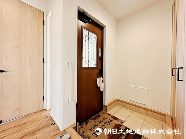広い玄関はお家に高級感と開放感を演出します。お家の顔となる清潔感ある玄関です 【内外観】玄関