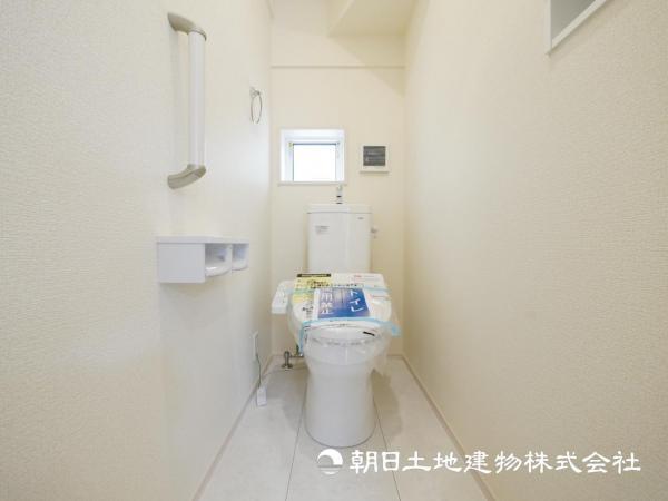 【トイレ】小さな空間だからこそ機能性のある快適なトイレは、清潔感をキープしお手入れしやすいよう作られています 【内外観】トイレ