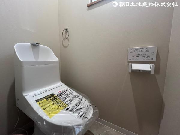 洗浄便座は1.2階にしっかりと確保されております。 【内外観】トイレ