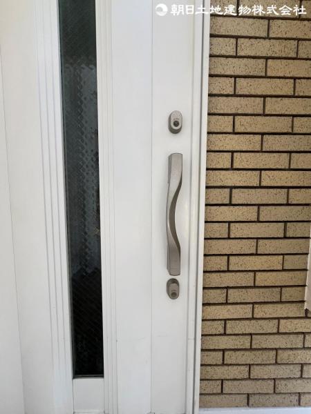 玄関ドアはダブルロックで防犯面も安心してお過ごしいただけます。 【内外観】玄関