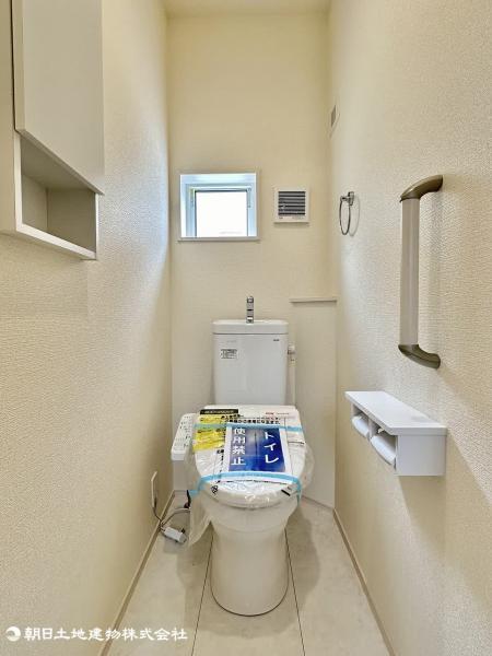 普段使う箇所だからこそ手入れのしやすいデザインを採用。手すり付きで住む方に配慮した内装です。 【内外観】トイレ