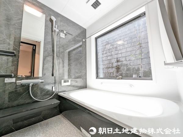 ＜浴室＞大きな窓のある１坪ユニットバスです。 【内外観】浴室