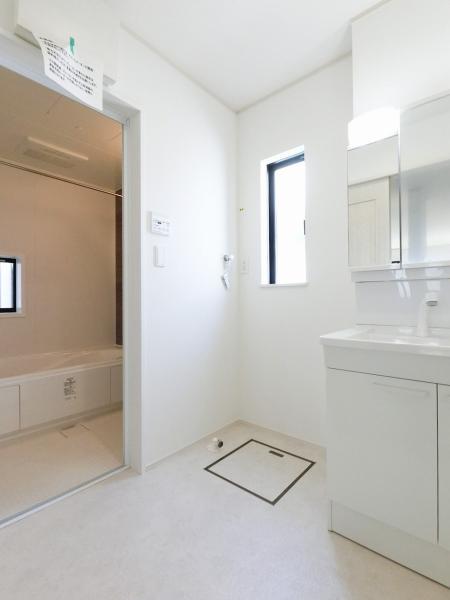洗面所にも窓がありますので換気に便利です。 【内外観】洗面台・洗面所
