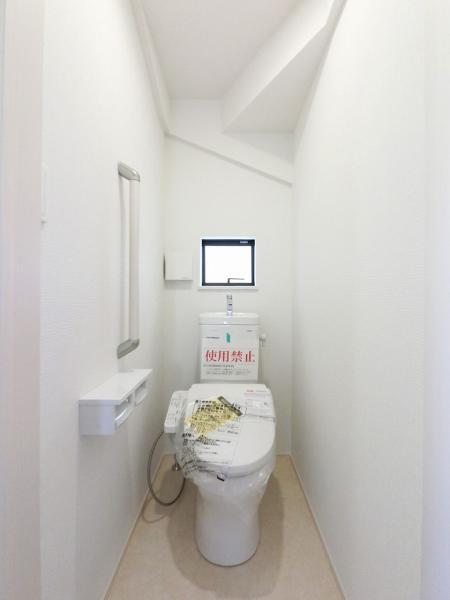 トイレは、洗浄機能を標準完備、清潔な空間が印象的です。 【内外観】トイレ