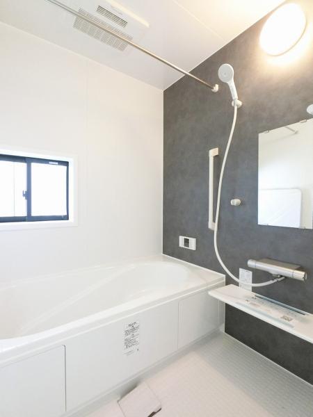 一坪タイプの浴室は、足を延ばし、仰向けにくつろいで入浴出来ます。換気乾燥暖房機付きです。 【内外観】浴室