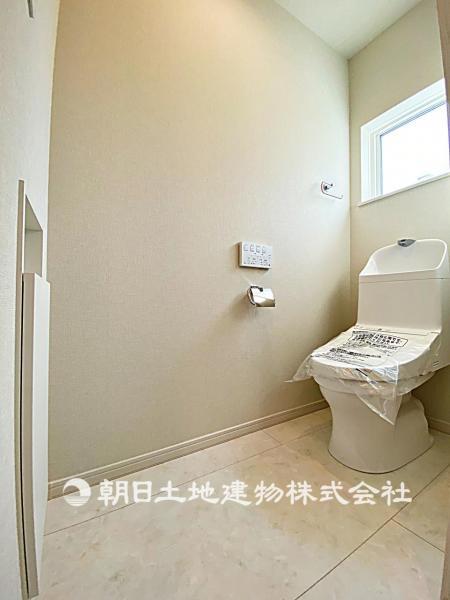 トイレには快適な温水洗浄便座付。いつも使うトイレだからこそ、こだわりたいポイントですね。 【内外観】玄関