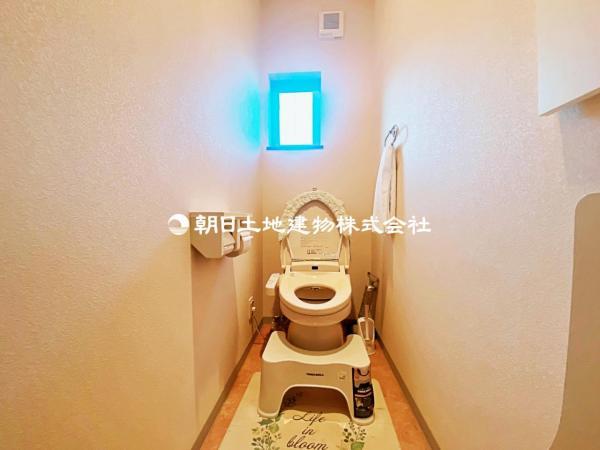 2階・トイレには快適な温水洗浄便座付。 【内外観】トイレ