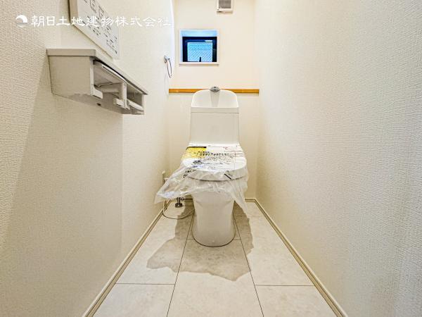 【トイレ】毎日使うからこそ、いつも清潔な状態が嬉しいです。　お掃除がしやすいモデルです。 【内外観】トイレ