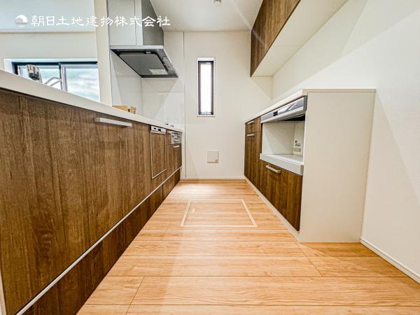 【キッチン】広く取られたキッチンスペースはとても便利です。　自由にレイアウトがカスタマイズできます。 【内外観】キッチン