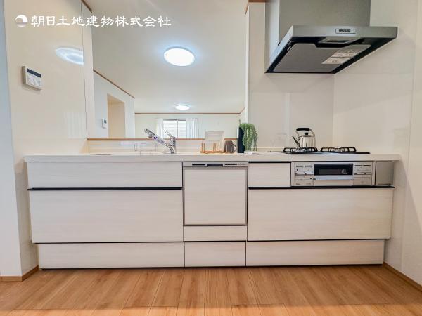【キッチン】広く取られたキッチンスペースはとても便利です。 【内外観】キッチン