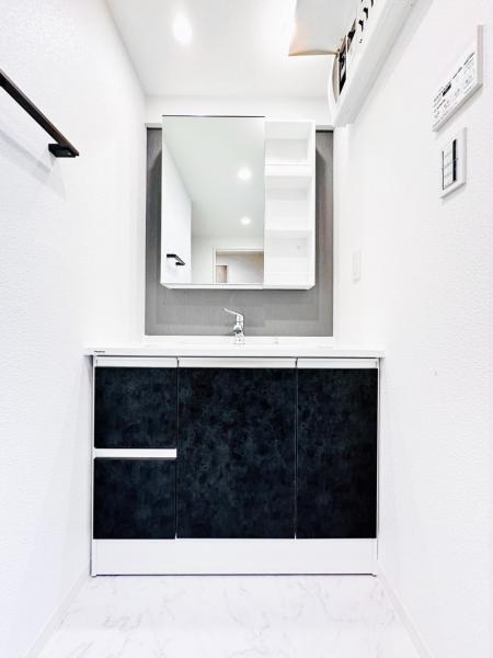 【収納豊富な三面鏡化粧台】鏡の裏が収納となっている三面鏡の洗面台。纏まりづらいこのあたりの収納を見えないところにしまうことが出来るのは良いですね。 【内外観】洗面台・洗面所
