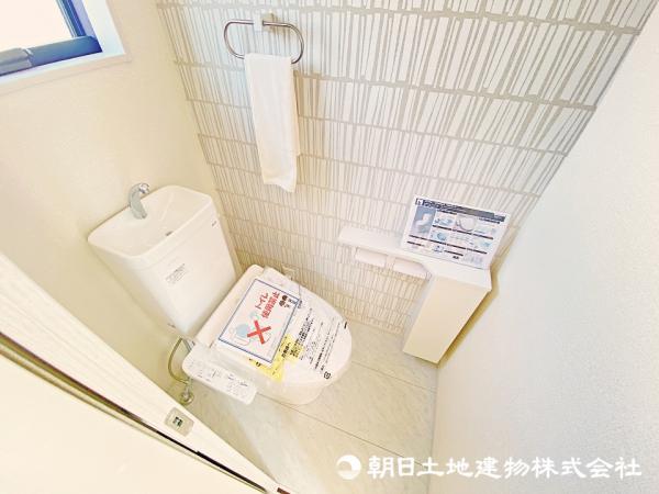 1階・2階にシャワートイレをご用意！白でまとめられた清潔感のある快適な空間です！ 【内外観】トイレ