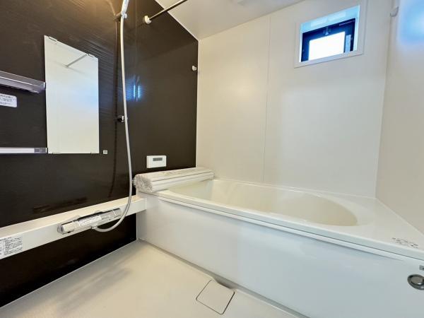 清潔感のある浴室は、ゆったり寛ぎ、癒しの空間。湯船につかり日々の疲れを癒します。 【内外観】浴室
