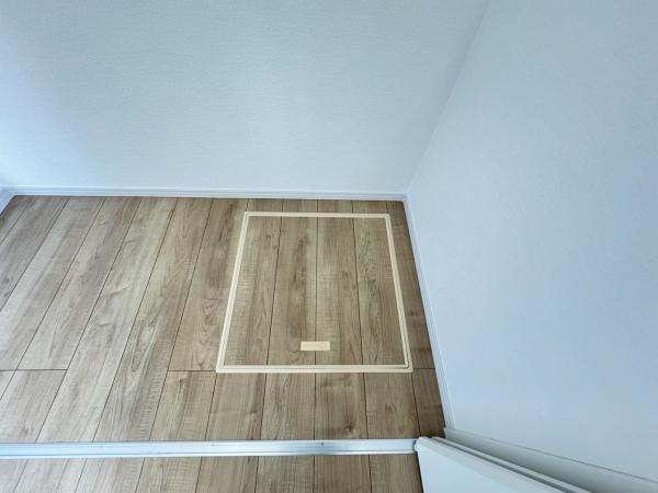 床下収納は、居住スペースを削ることなく収納を増やすことができます。 【内外観】リビング以外の居室