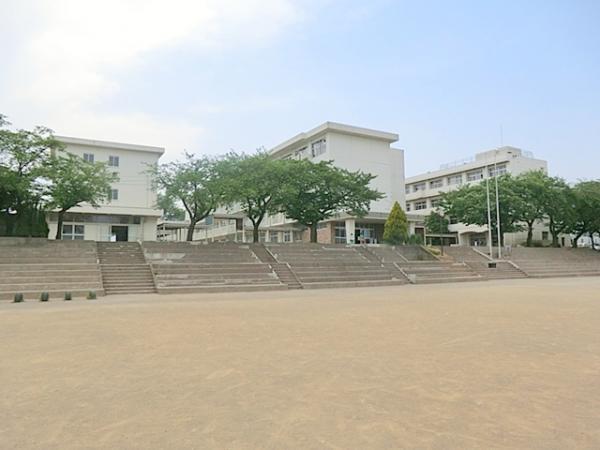 【成瀬中学校】　岡の上にある中学校です。 最寄の駅は、愛甲石田ですね。 この付近には成瀬の名が付いた学校があります。 【周辺環境】中学校
