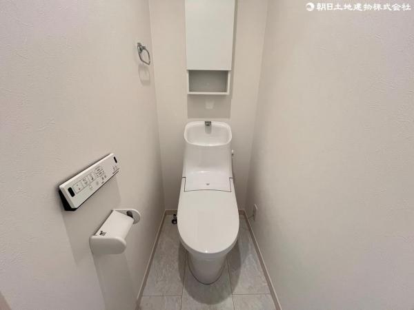 温水洗浄機能付き便座で寒い冬場にもとても嬉しい機能です。 【内外観】トイレ