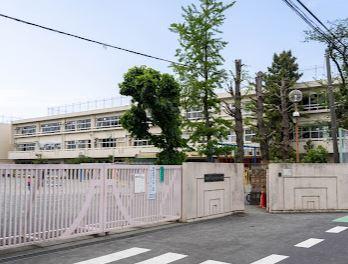 富士見台小学校まで約260ｍ（徒歩4分） 【周辺環境】小学校