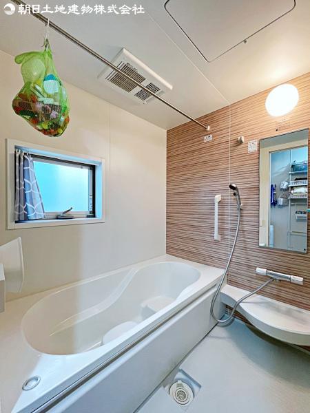 一日の疲れを癒す浴室はプライバシーを確保した設計。より快適なバスタイムをお楽しみいただけます。 【内外観】浴室