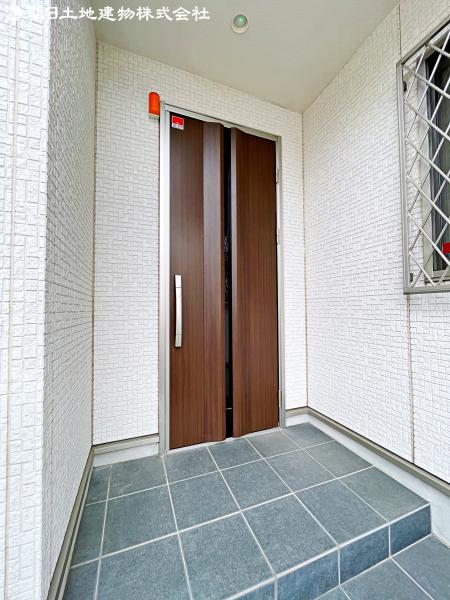 重厚感のある玄関ドアはダブルロックでセキュリティ面でも安心です 【内外観】玄関