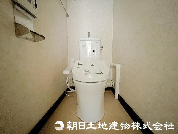 温水洗浄機能付きのトイレです！ 【内外観】トイレ