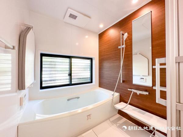 【浴室】窓のあるバスルームは明るく気持ちの良い空間です 【内外観】浴室