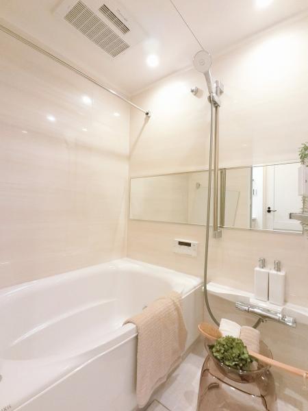 落ち着いた色調で統一された、清潔感ただよう浴室は、寛ぎの時間をさらに心地良いものに演出してくれます。 【内外観】浴室
