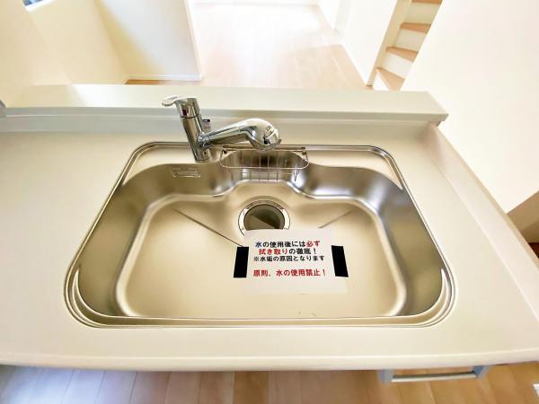 浄水器付きでいつでもおいしい水を手軽に使えます。飲み水やお料理にも安心ですね。 【設備】その他設備