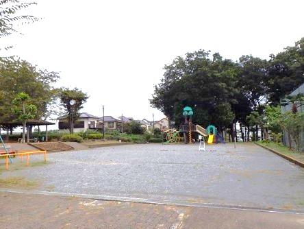 【杉久保第一児童公園】190ｍ　子どもが走り回れる広さの公園です。遊び場にはスプリング遊具・スイング遊具、砂場、複合遊具ブランコすべり台鉄棒があります。 【周辺環境】公園
