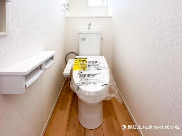 【トイレ】清潔な空間であって頂けますように汚れをふき取り易いフロアと壁紙をチョイス致しました。 【内外観】トイレ