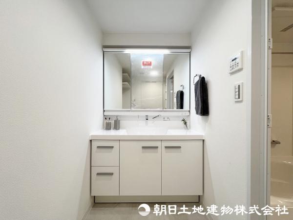 鏡の裏側は収納スペースとして利用でき、小物などの保管に便利な棚も付いています。 【内外観】洗面台・洗面所