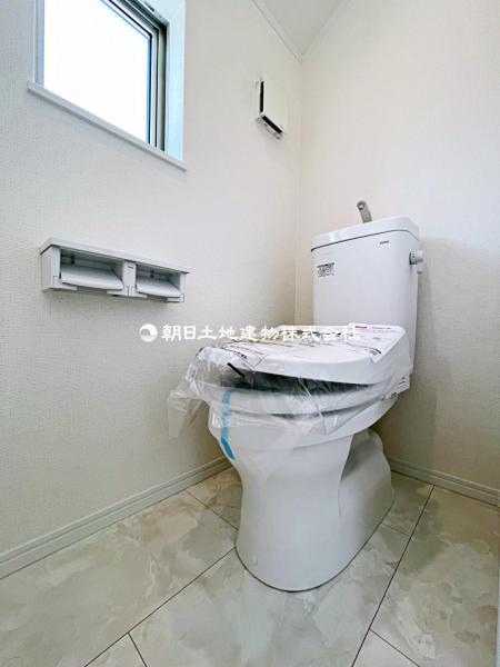 2階トイレも洗浄機能付で快適にお使い頂けます 【内外観】トイレ