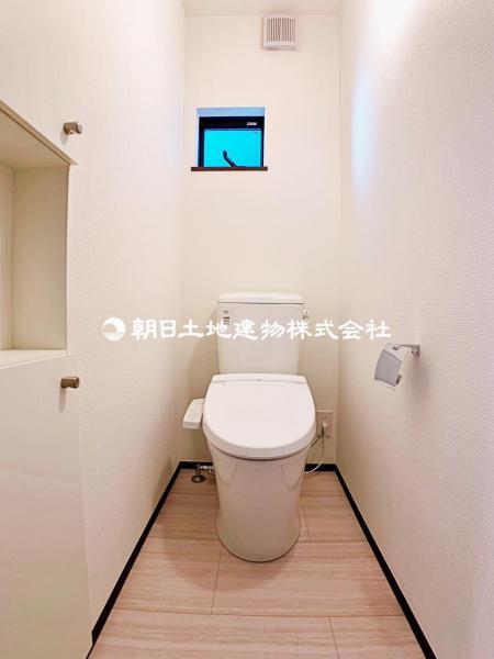 窓付の明るいトイレで、快適に利用可能ですね。 【内外観】トイレ